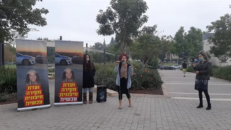 הנשים מול ביתו של אוחנה