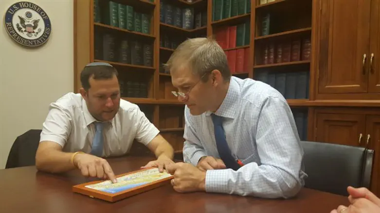 חבר הקונגרס ג׳ים גורדון עם יוסי דגן בוושינגטון