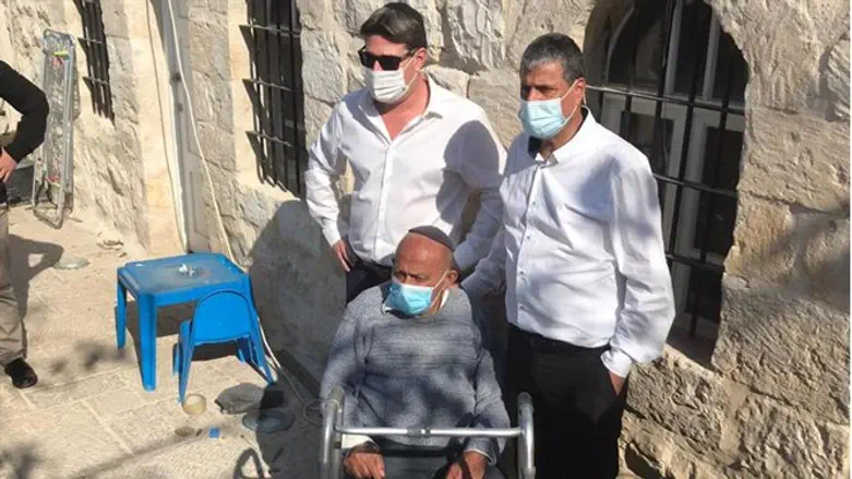Rahamim Madmoni says Kaddish for his father in Yemenite Village