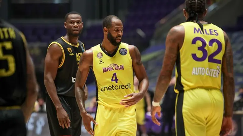 שחקני חולון הערב מול אתונה