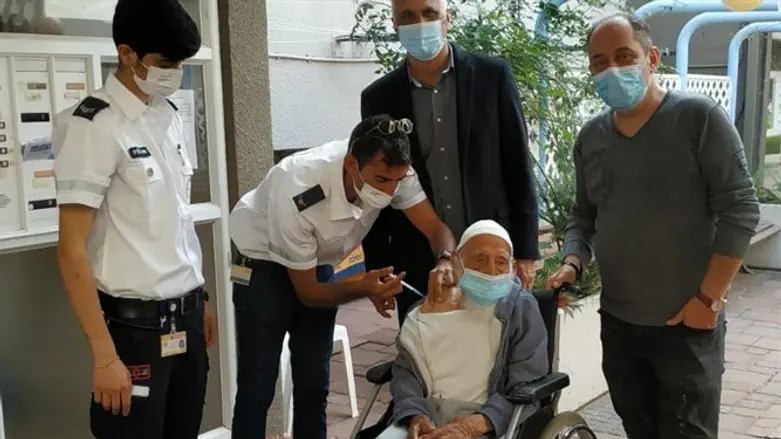 החיסון לאהרון חסן בן ה-106