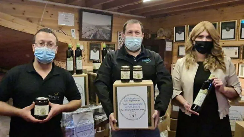 אריזת המשלוח הראשון עם ראש המועצה דגן