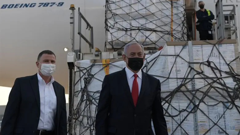 נתניהו ואדלשטיין מקבלים את משלוח החיסונים בנתב"ג