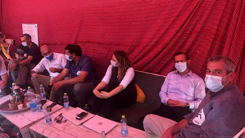 ישראל גנץ במאהל