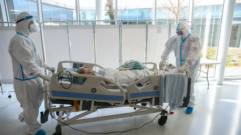COVID patient being evacuated (archive)