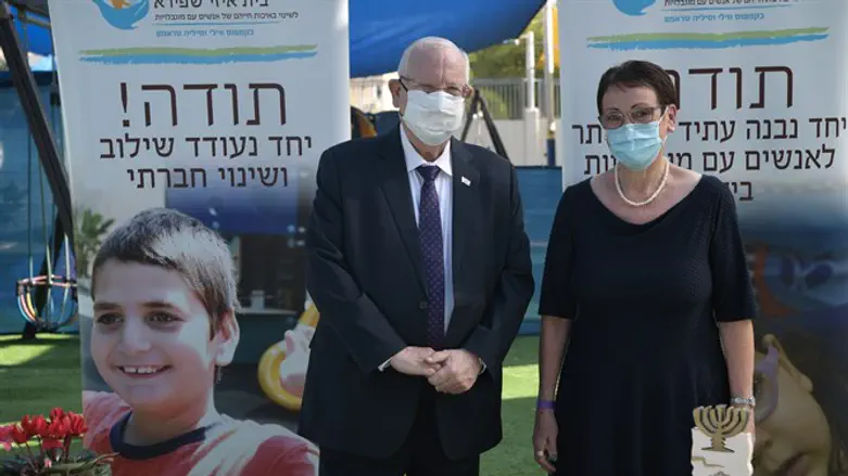 ריבלין ומייסדת "בית איזי שפירא" נעמי סטוצ׳ינר