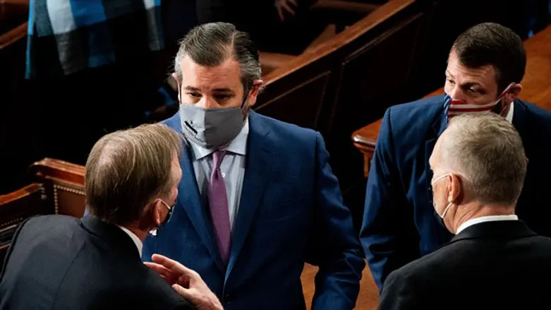 Sen. Ted Cruz speaks with House members