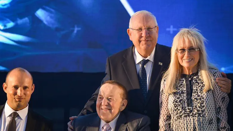 מימין: מרים אדלסון, ריבלין, שלדון ובנט