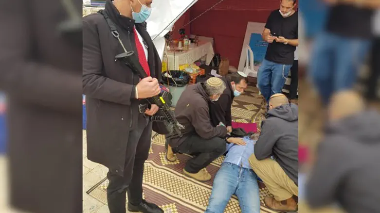 איתי זר מטופל במקום לפני הפינוי לביה''ח