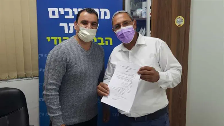 יקותיאל תנעמי מגיש את טפסי ההתמודדות