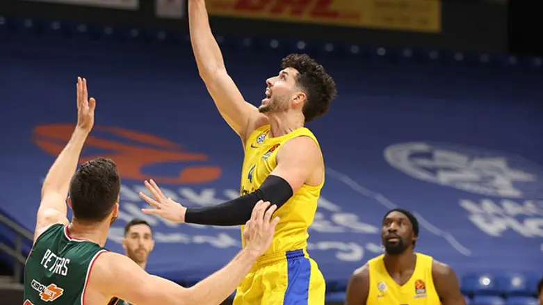 אנג'לו קלויארו מול באסקוניה