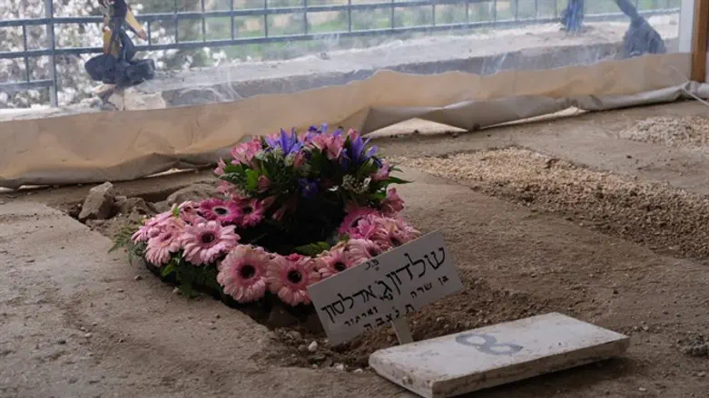 Sheldon Adelson laid to rest in Jerusalem