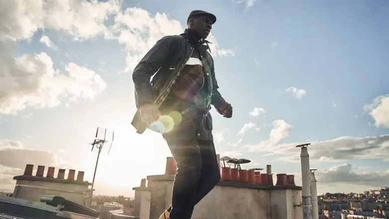 אסאן נמלט על גגות פריז