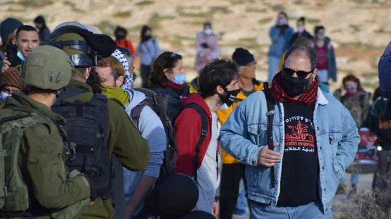 חוסמים כביש ראשי