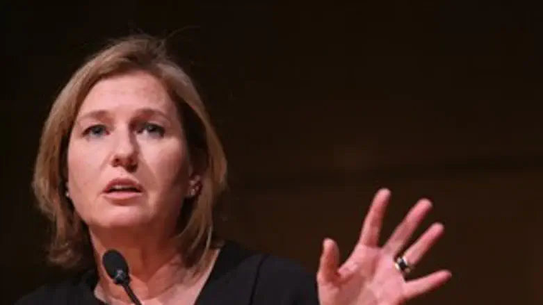 כבר שנתיים מנסה להחליף ממשלה. לבני