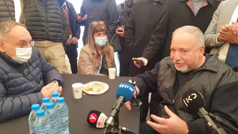 Авигдор Либерман в палатке протеста директоров больниц