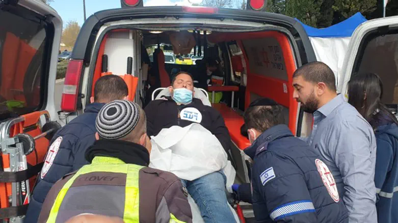 יוסי דגן מפונה לאמבולנס