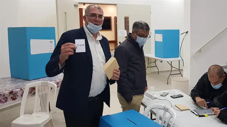 ניר אורבך מצביע בבחירות לראשות הבית היהודי