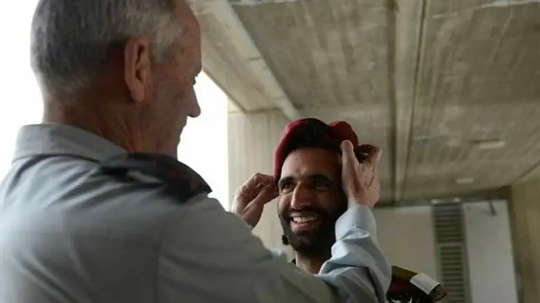 גנץ מעניק את הכומתה לאיתן מלט