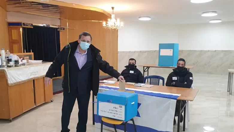 Гаэль Гринвальд голосует на выборах лидера «Бейт ха-Иегуди»