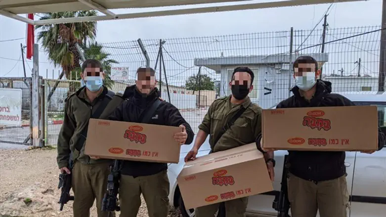 עם החיילים ב"מתקן אדם"