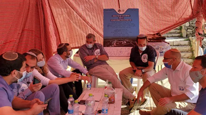 Yisrael Gantz with hunger striking settlement heads