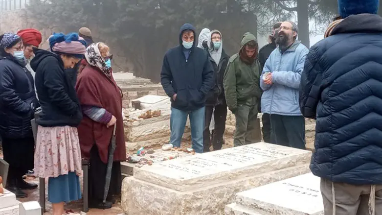 משפחת סנדק בגילוי המצבה השבוע