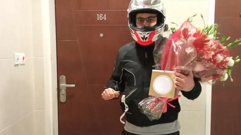 שליח הפרחים מחוץ לביתה של בר מנחם