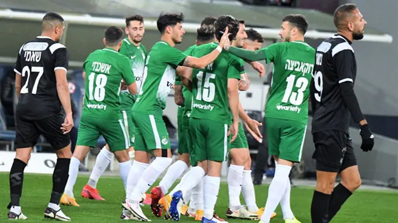 שחקני חיפה חוגגים ניצחון הערב