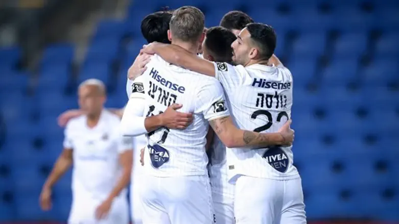 שחקני מכבי חוגגים סיפתח חיובי לשבועיים קריטיים