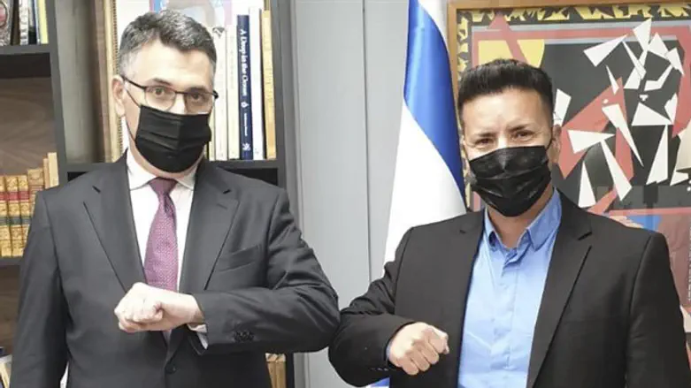 שחר מי און וגדעון סער