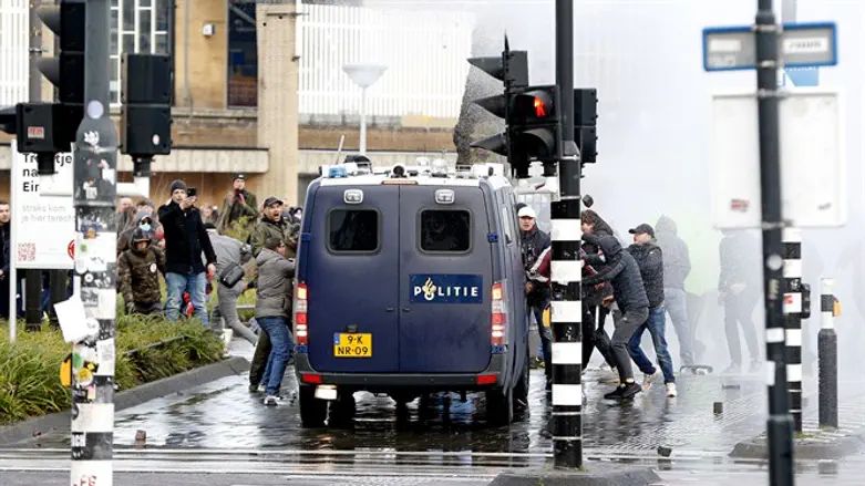 הפגנה אלימה באיינדהובן