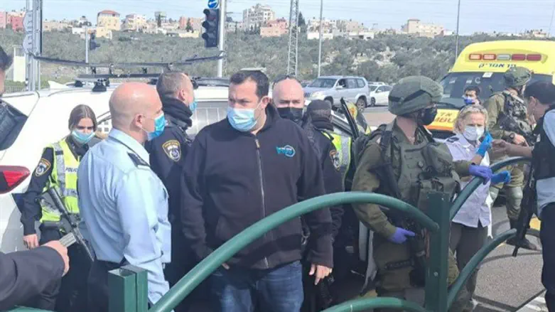 Йоси Даган на месте нападения на перекрестке Гитай Ависар