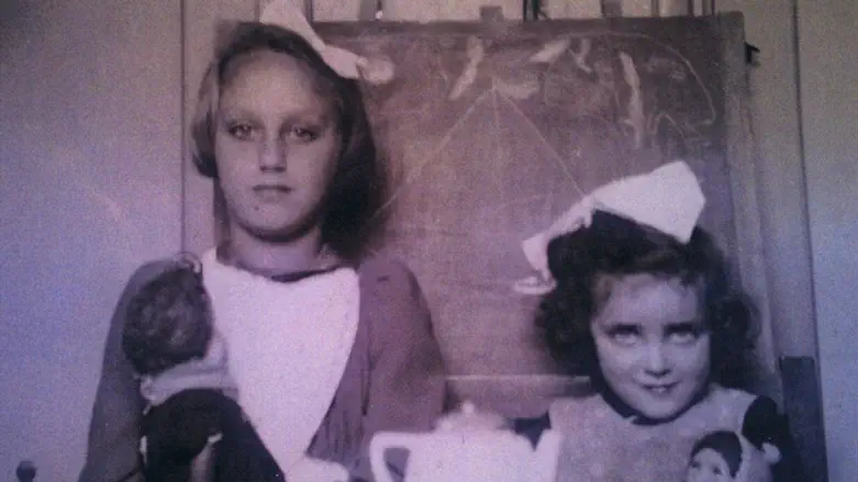 לאה דלפLea De La Penha (on right) with a family friend