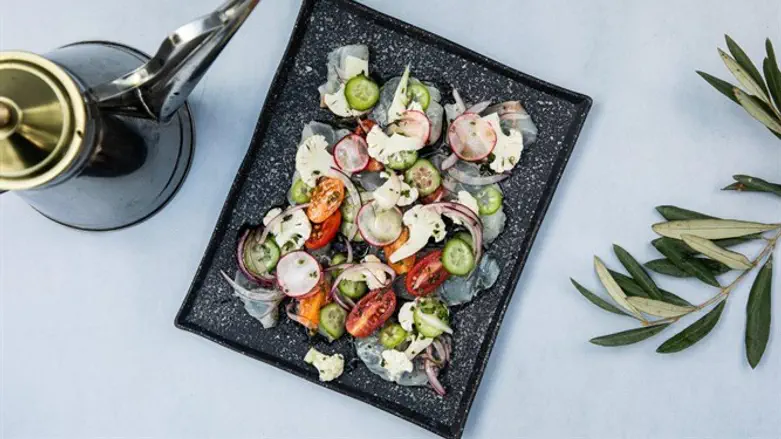 טרטר בר ים וסלט ים תיכוני