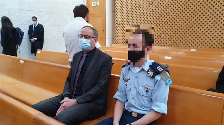 Биньямин Хорган с сыном в здании суда