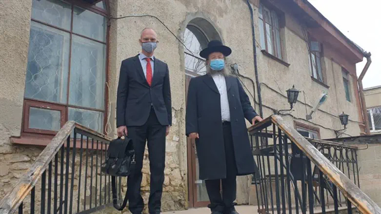 הרב זלצמן עם הדיפלומט הגרמני