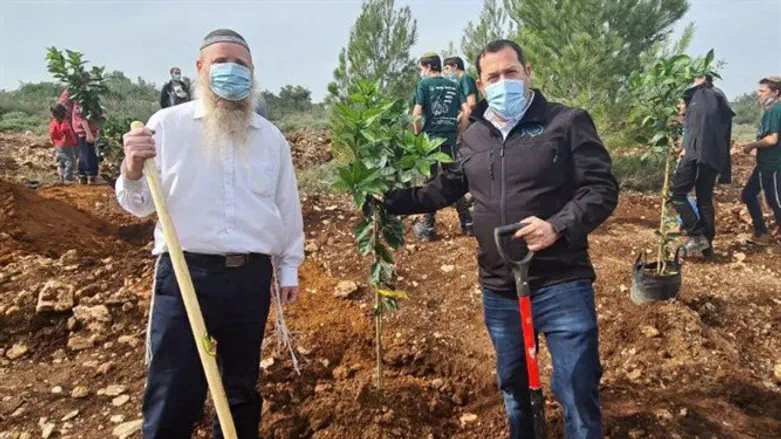 יוסי דגן עם אביה של רנה שנרב הי"ד