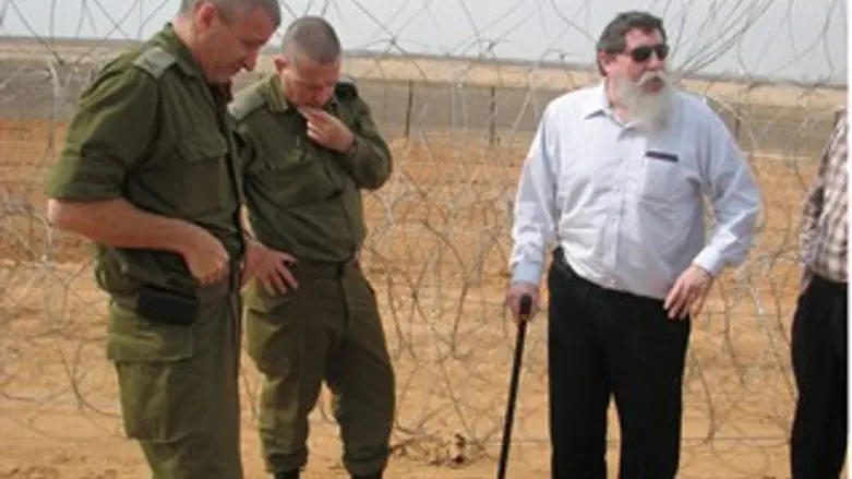 כצל'ה וכנפו סמוך לגבול