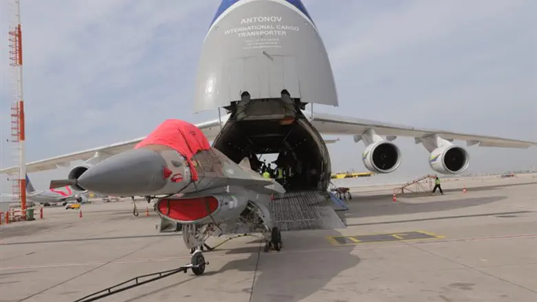 Загрузка F-16 в Ан-124 для перевозки в США