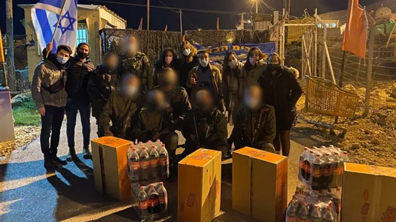 Im Tirtzu activists with soldiers from the battalion