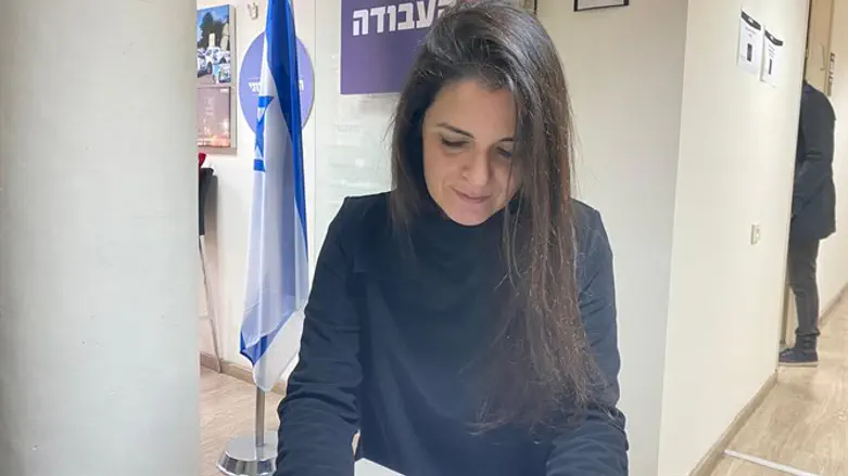 מואטי חותמת על טפסי ההתמודדות. הבוקר