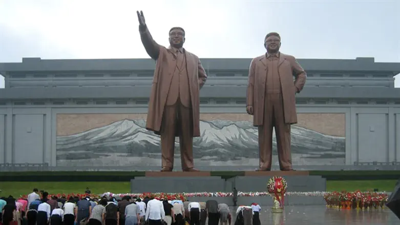 פסלי הענק של המנהיגים