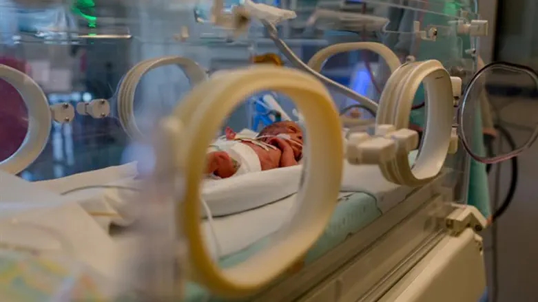 רק בן חצי שנה אחרי ניתוחים רבים