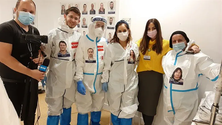 Noa Pakter and volunteers