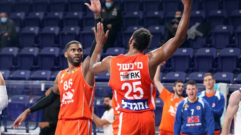 שחקני ראשל"צ. יחרימו את משחק הגמר?