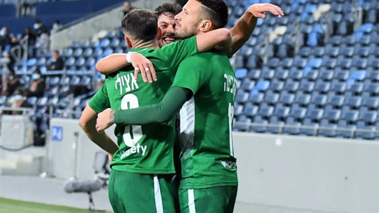 שחקני חיפה חוגגים הערב חזרה למסלול הניצחונות