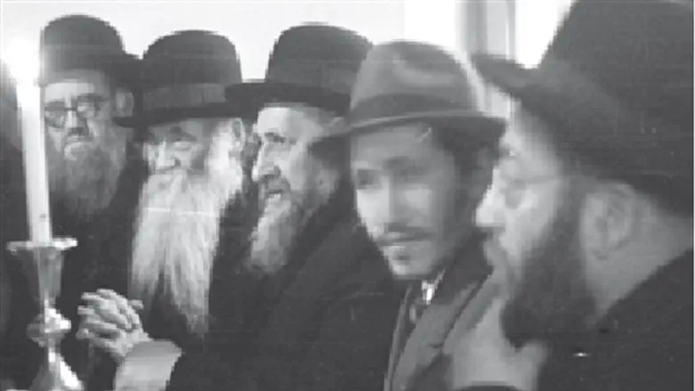 משמאל הרב חרל"פ, הרב איסר זלמן מלצר, הרב מבריסק, החתן