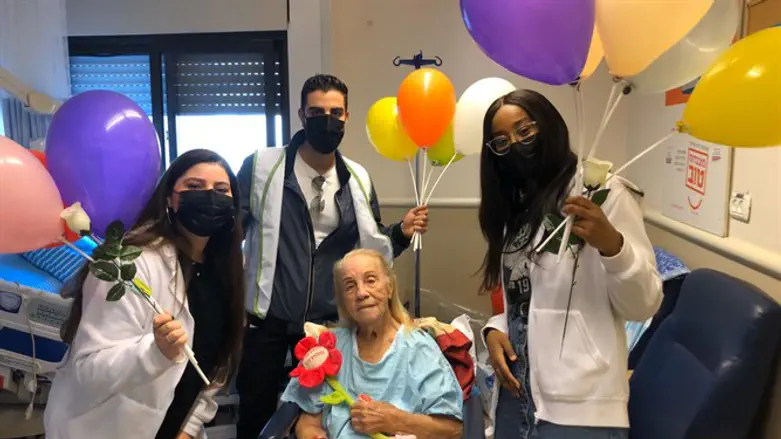 מתנדבי 'שישי שמח' בבית החולים