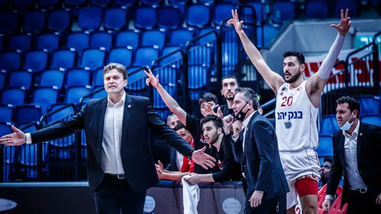 אדומייטיס ושחקניו חוגגים ניצחון שני ברציפות